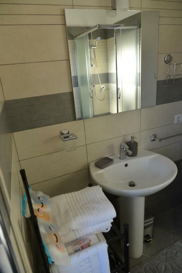 60m² 2 slaapkamer, 1 privé badkamer Appartement in Fiumicino Luchthaven Buitenkant foto